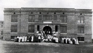 Photo: Students at Caraway Hall in 1916. Courtesy of Southern Arkansas University Archives, Magnolia, Arkansas.