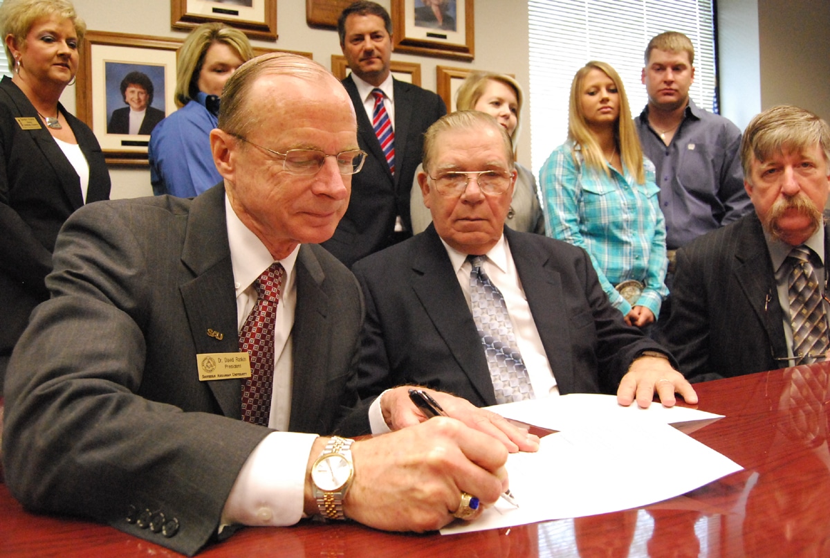 040210-SAU-AgSigning.002A